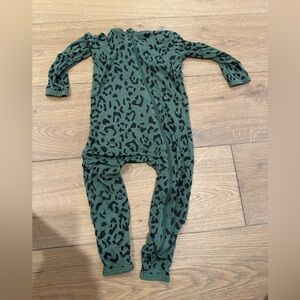 Kyte baby- long sleeve footless romper zipper - green leopard 3T
